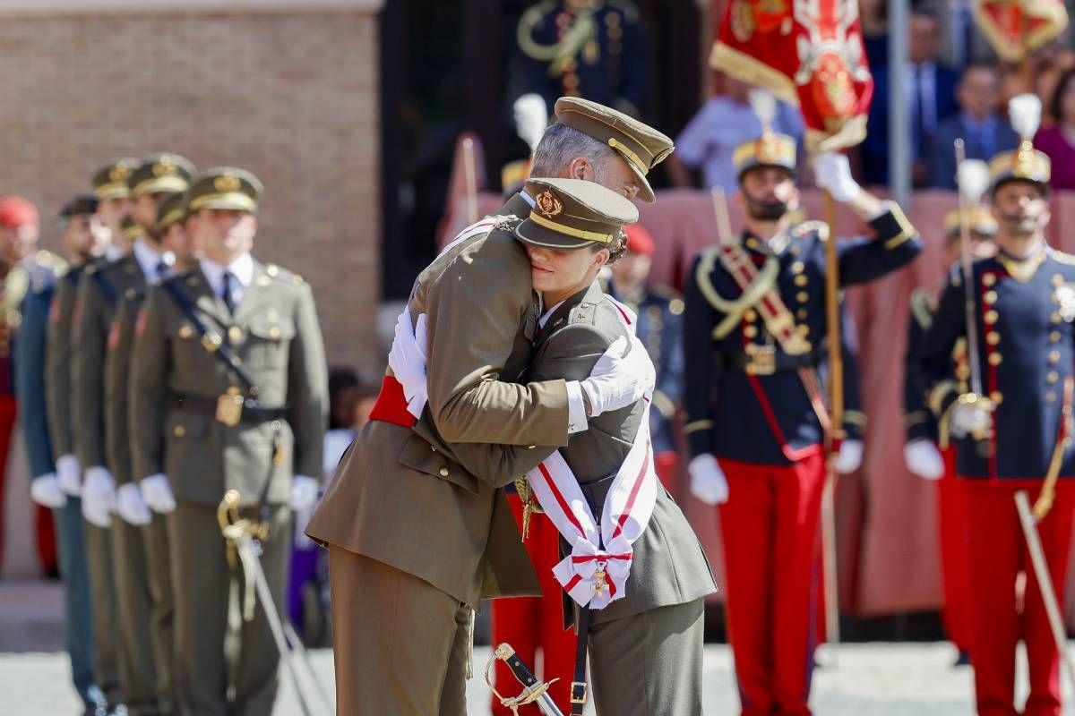 El abrazo entre el rey Felipe VI y la princesa de Asturias