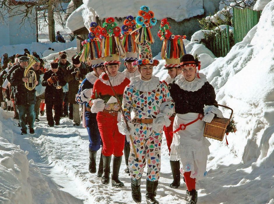 República Checa - Cortejos por las casas y máscaras de carnaval en los pueblos de la región de Hlinecko.