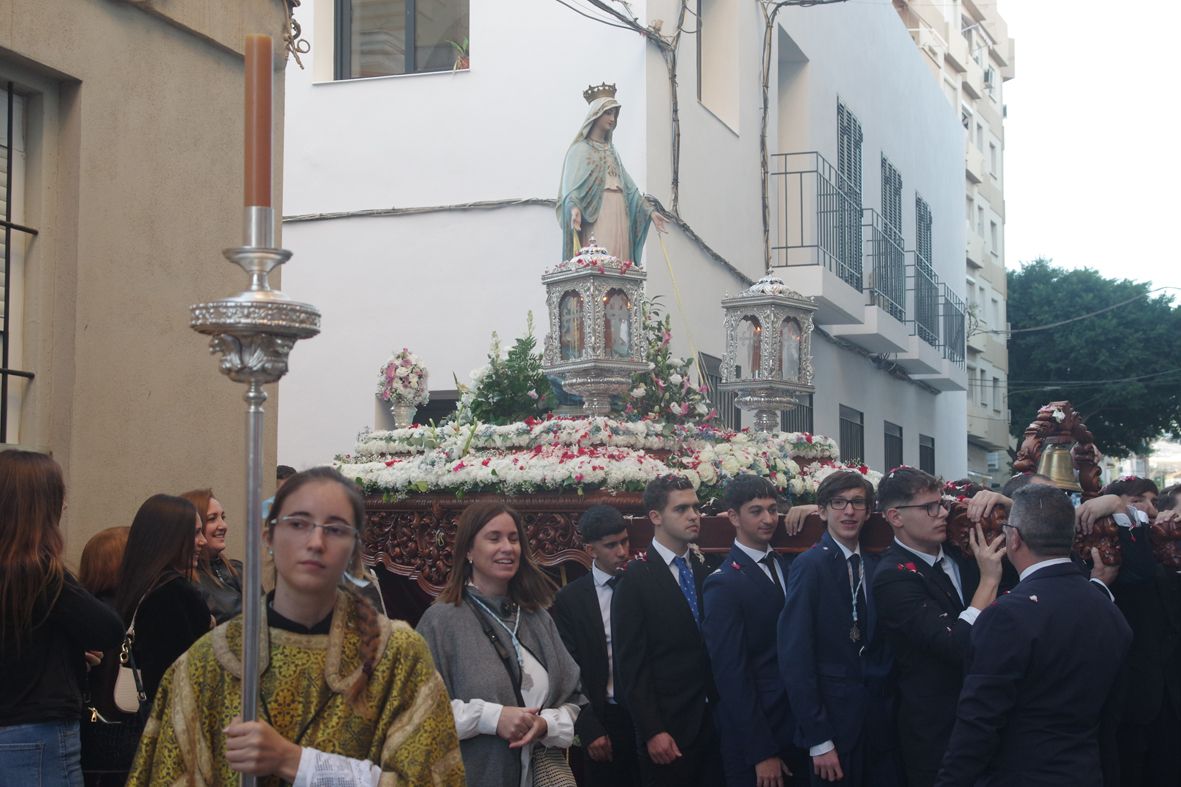 Procesión de la Virgen Milagrosa por El Molinillo con motivo del 160 aniversario del colegio La Goleta