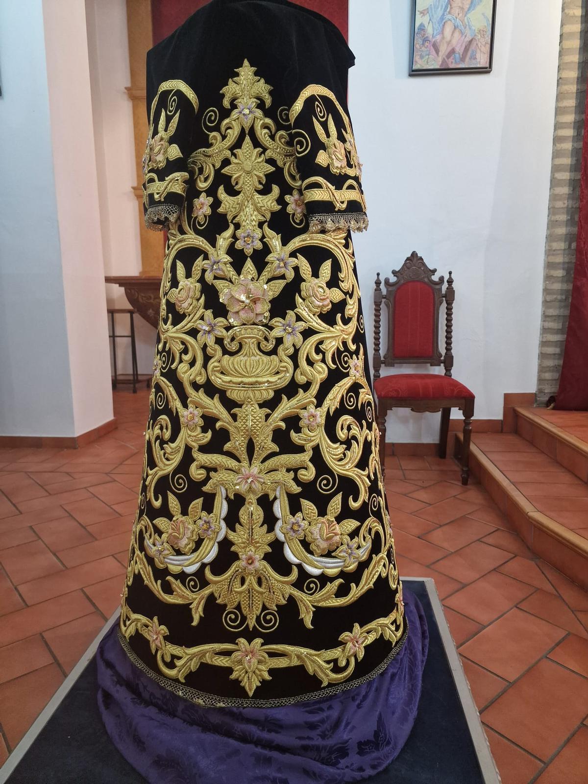 Nueva saya de la Virgen de las Angustias de Las Cabezas de San Juan.