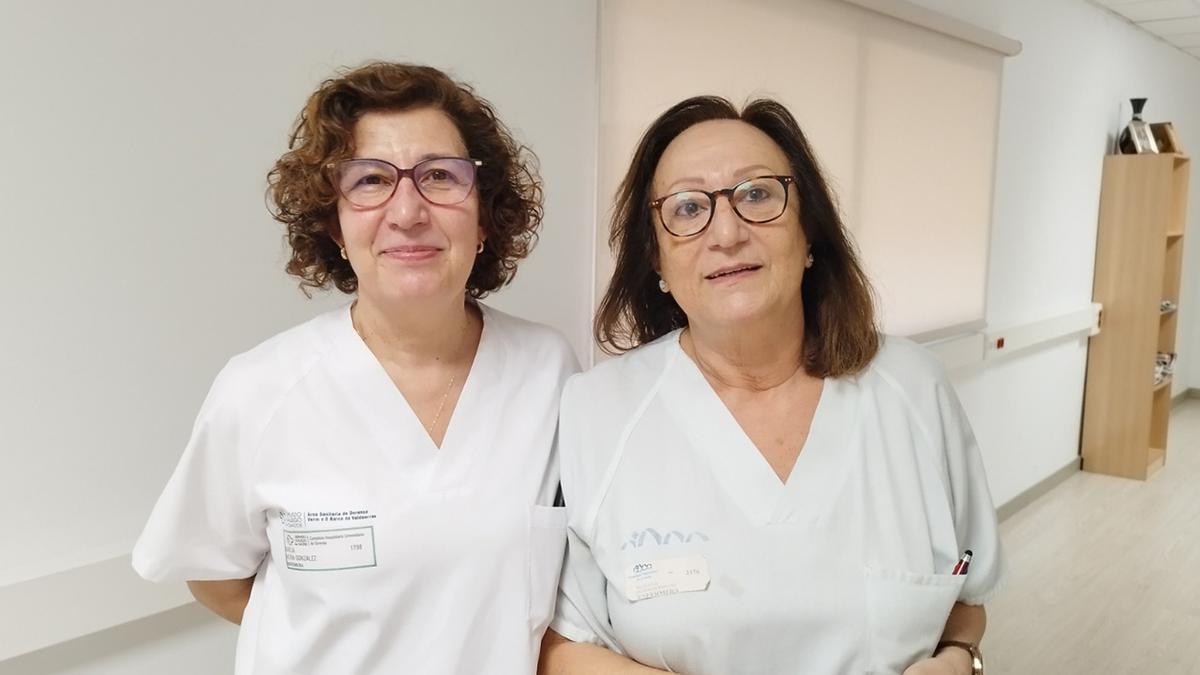 Las enfermeras Adela Mera y Pilar Álvarez, ambas del hospital de día de Oncología del CHUO.