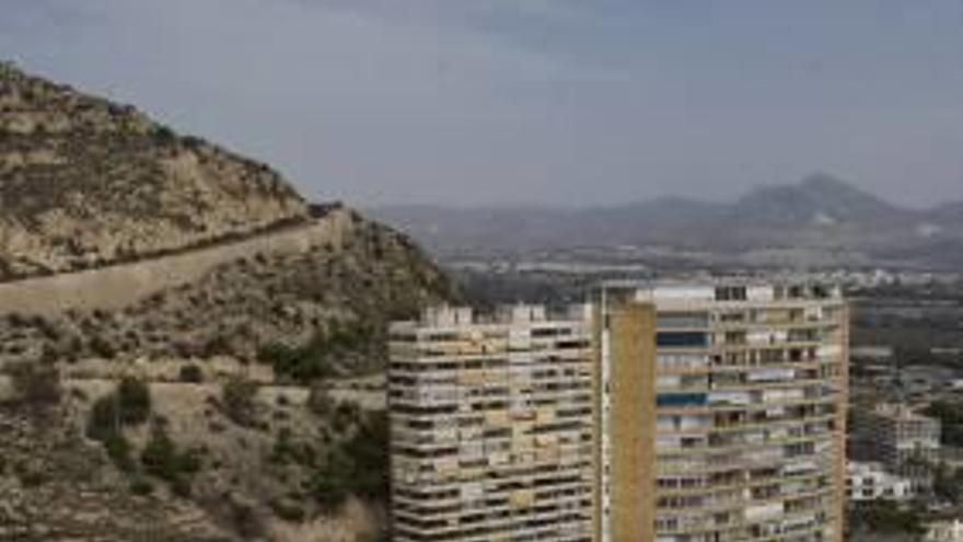 Muchos edificios de la primera línea del mar de la Albufereta (Alicante) se levantaron en los años 60/70.