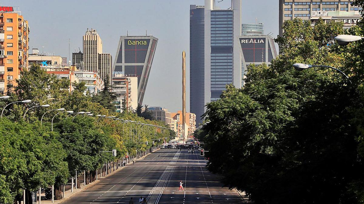Blick über den Paseo de la Castellana in Madrid. Im Hintergrund formiert sich eine Demonstration.  | FOTO: ALVARADO/EFE