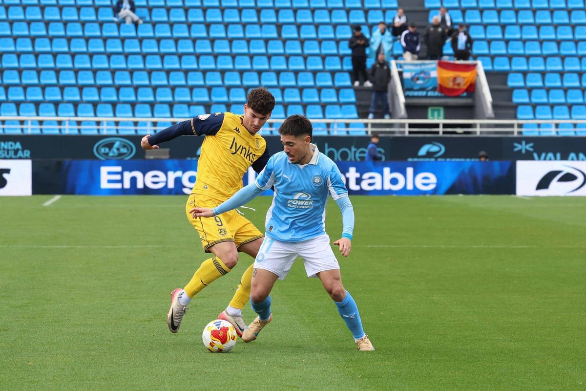 Fran Castillo intenta deshacerse de un jugador del Alcorcón