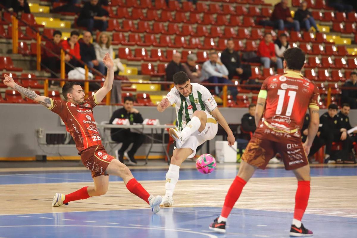 Carlos Gómez dispara a portería.