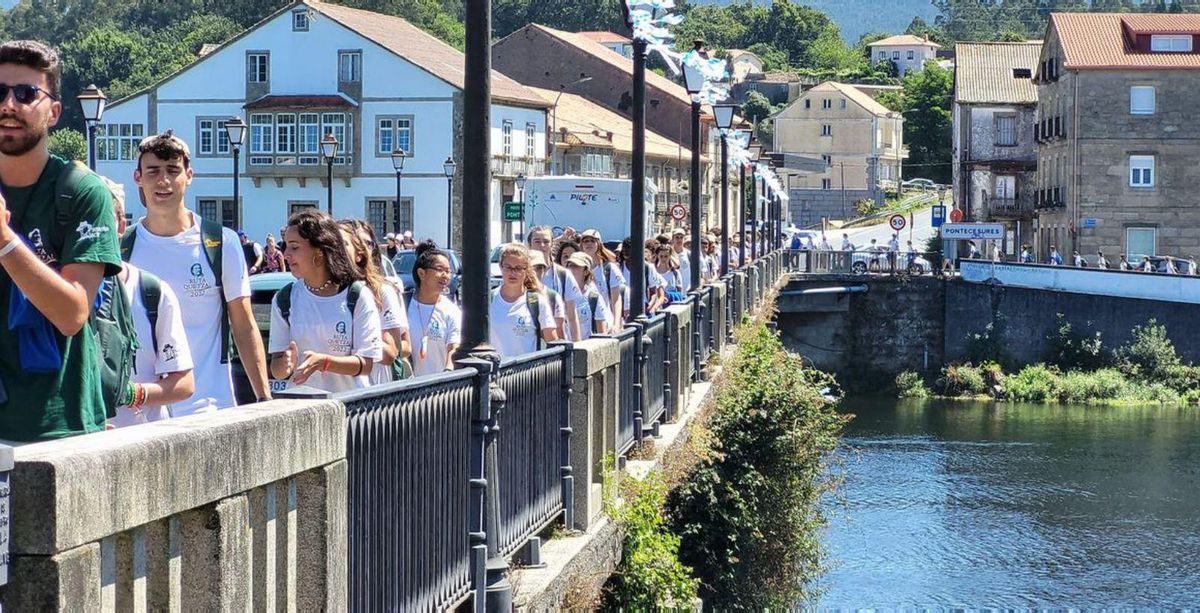 La peregrinación a travésdel puente romano que une Pontecesures (Pontevedra) con Padrón (A Coruña). | // RUTA QUETZAL
