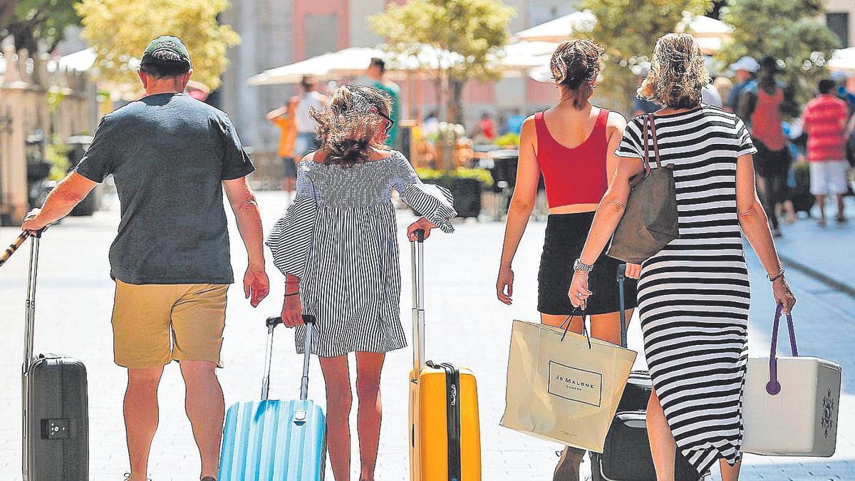 Mit gepackten Koffern am Urlaubsort angekommen: Touristen auf Mallorca.