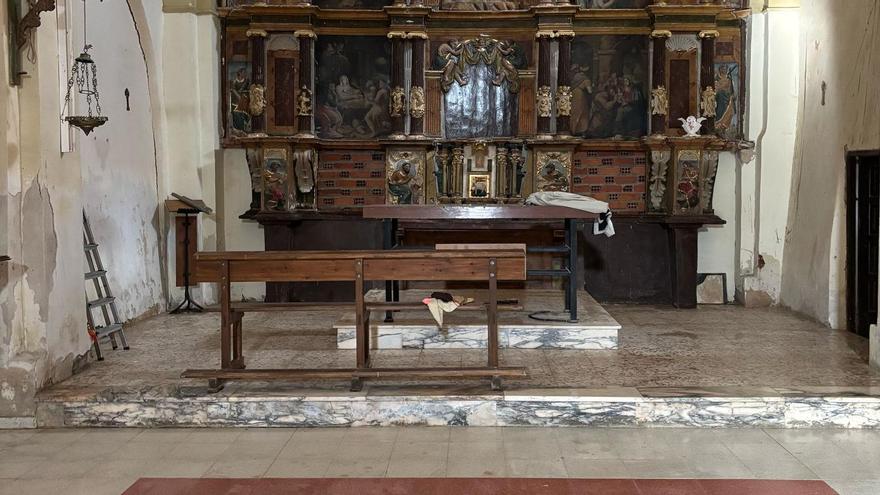 Interior de la iglesia del pueblo, tras la limpieza realizada por un grupo de vecinos.