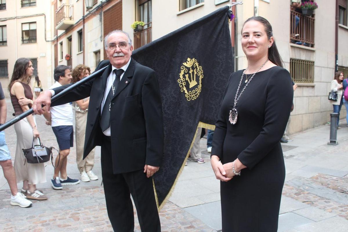 La presidenta de la cofradía crevillentina de Las Tres Marías y San Juan durante la procesión de Zamora