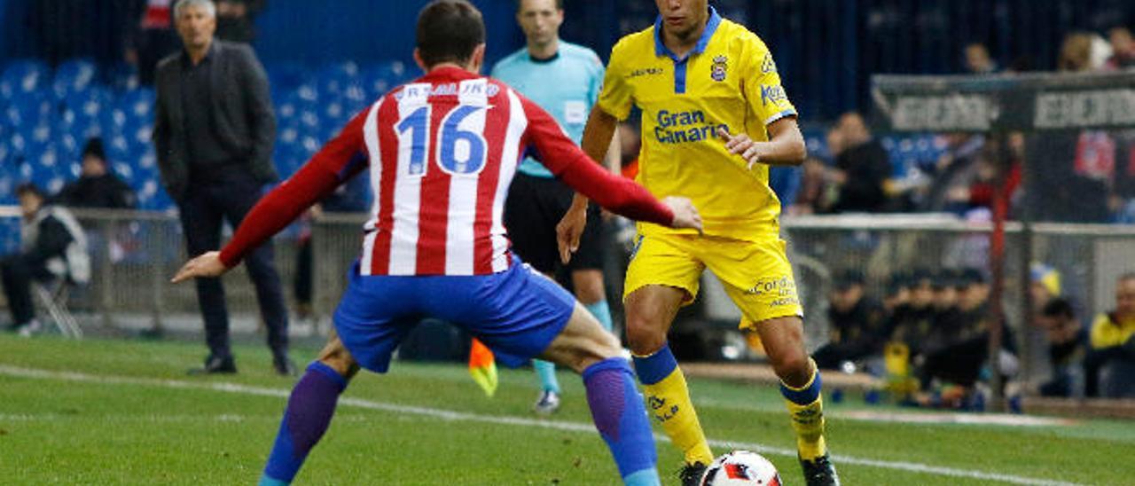 Mateo García intenta superar a Vrsaljko durante el Atlético-UD Las Palmas del pasado martes.