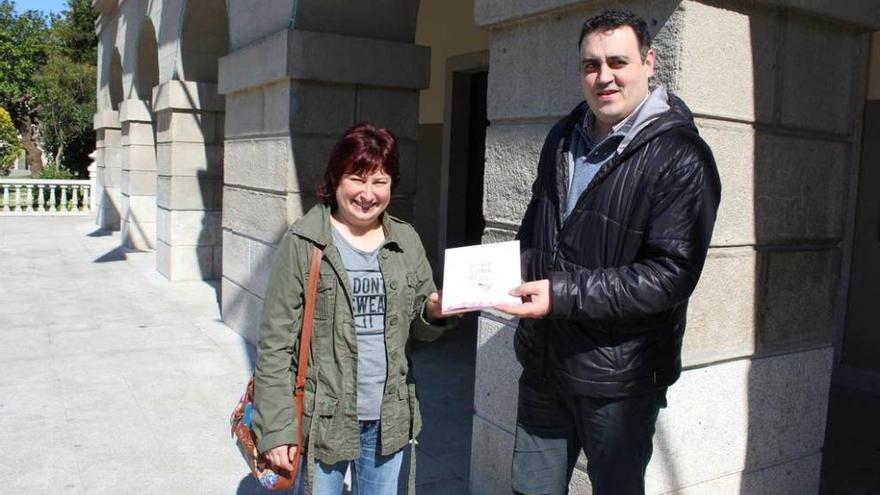 Andrea González e Iván Iglesias, ayer, en Vegadeo, con el libro &quot;Que nun se perda nel aire&quot;.