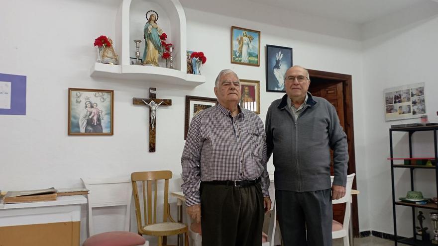 Antonio Delgado (izq.) y el presidente vecinal Salvador Cuenca, en la antigua escuela capilla de la Venta El Detalle, hoy sede de la asociación