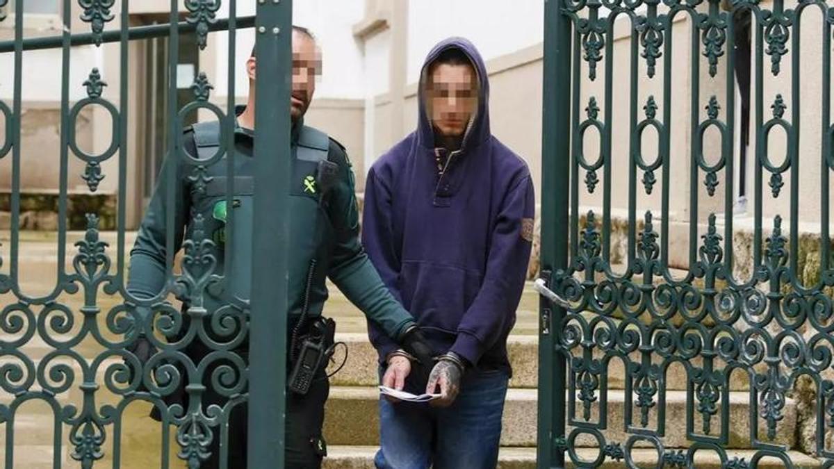 Imagen de archivo del acusado del presunto homicidio de su padre, cuando fue conducido a prisión a la salida del juzgado.