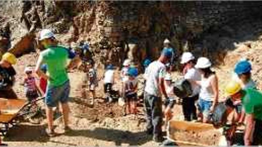Joves de tot el món aquests dies excavant al castell de Montsoriu.