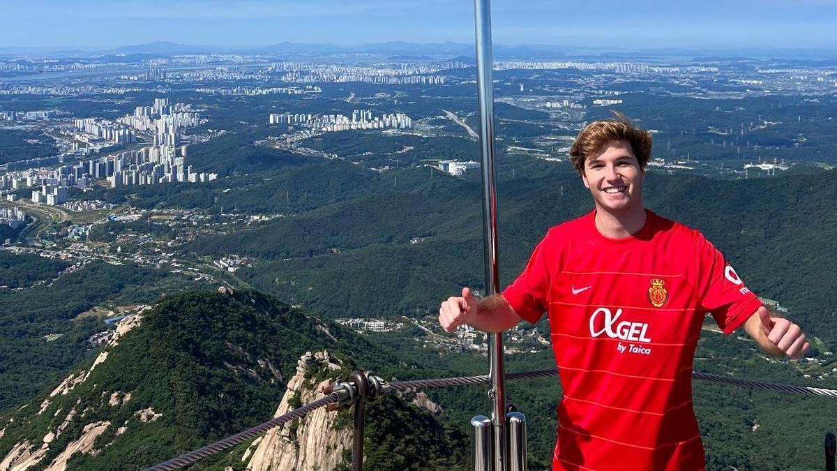 Sebastián lluint la camiseta del RCD Mallorca a Corea.