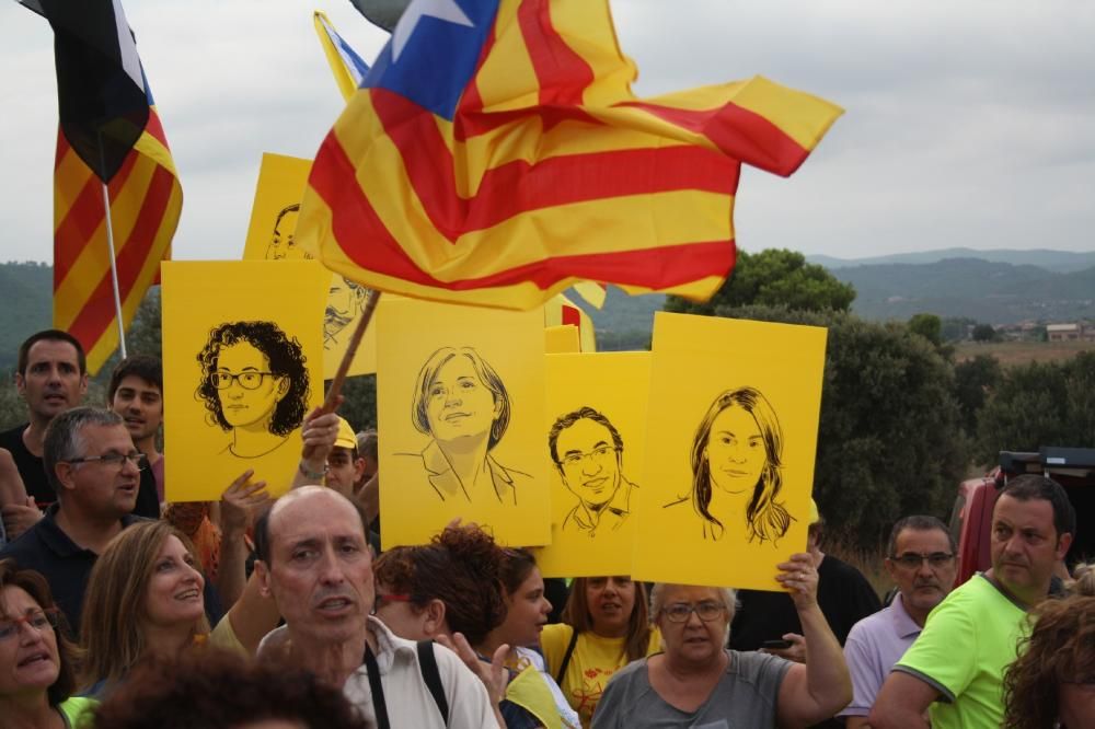 Lledoners escolta Puigdemont en la concentració prèvia a la Diada
