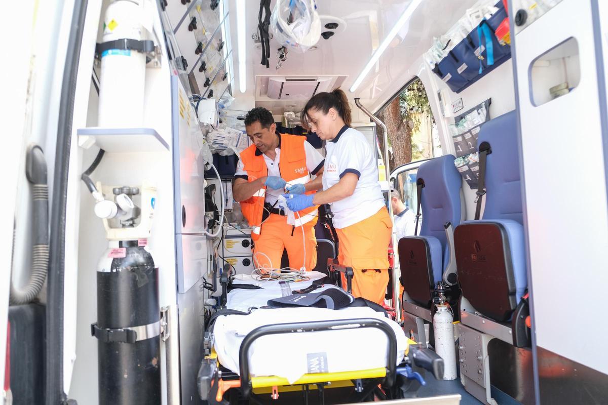 Una ambulancia camino del Hospital de Alicante en verano