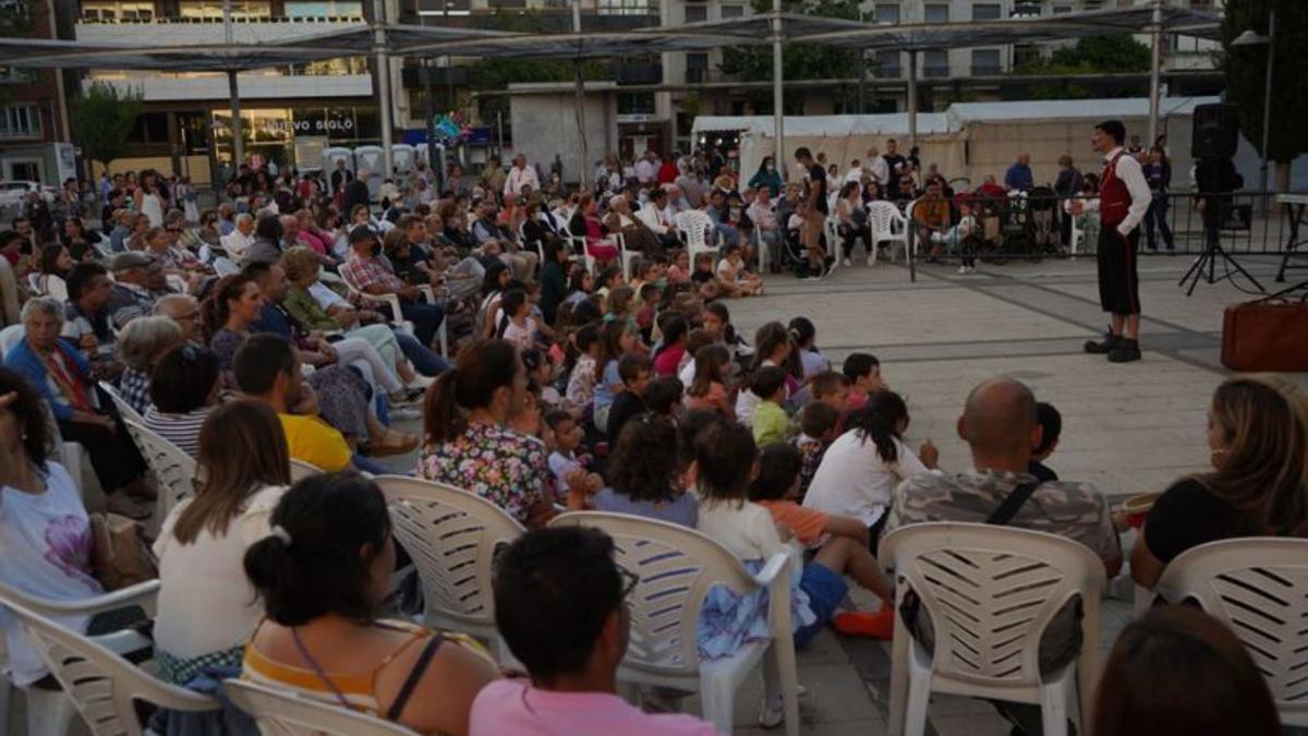 Numeroso público en  La Marina. | | JOSE LUIS FERNÁNDEZ