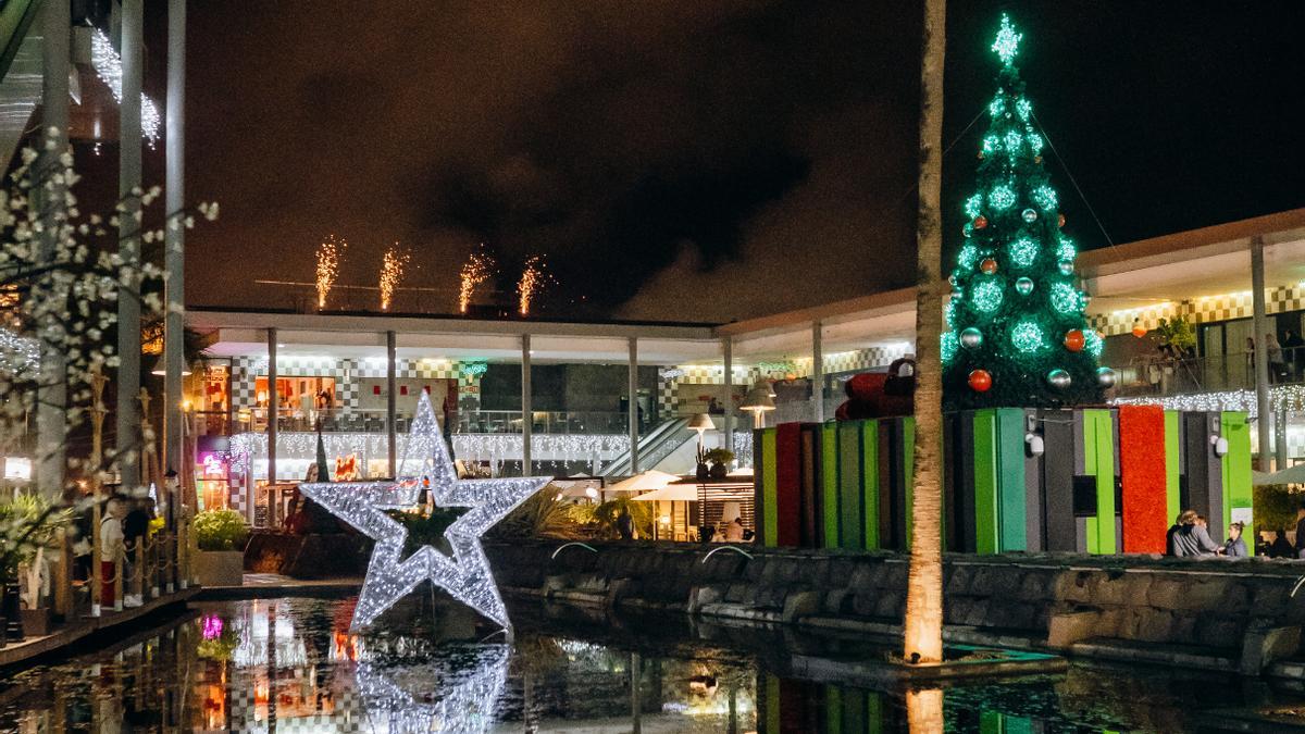 Imagen parcial de la iluminación y decoración navideña del centro comercial Las Ramblas.