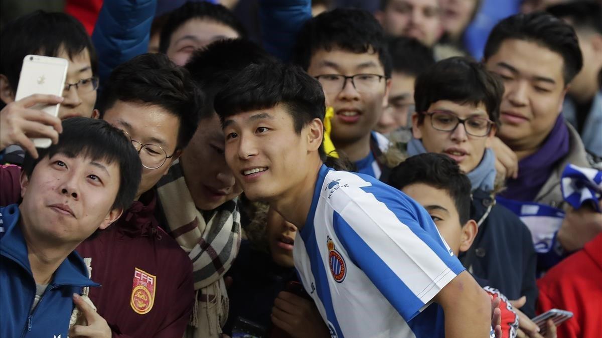 rpaniagua46759592 newly signed espanyol soccer player wu lei poses for a pictu190129200909