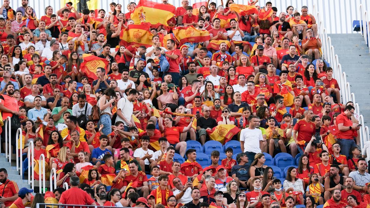 Aficionados de la selección en las gradas de La Rosaleda.