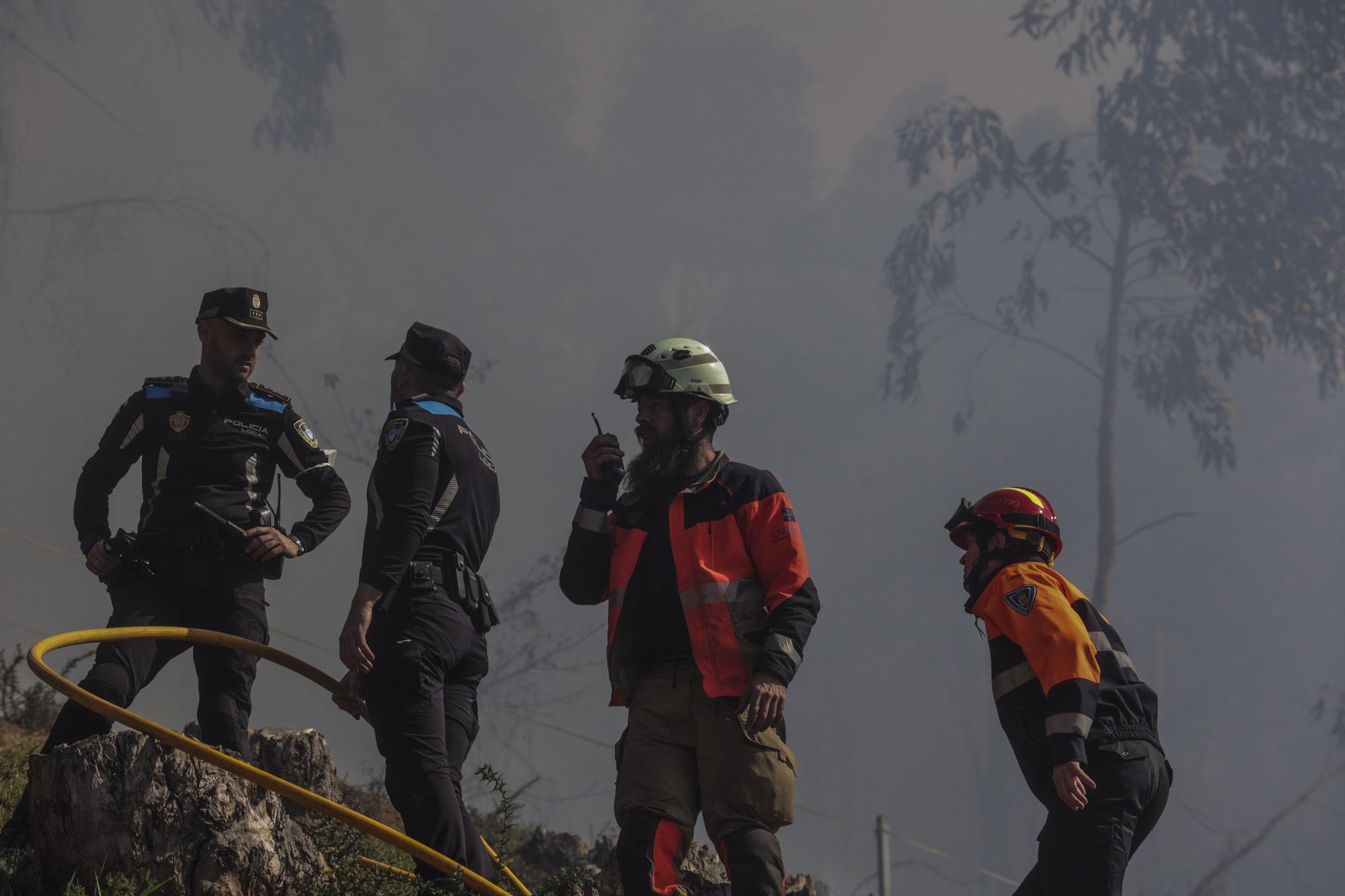 La lucha contra las llamas en el monte Naranco