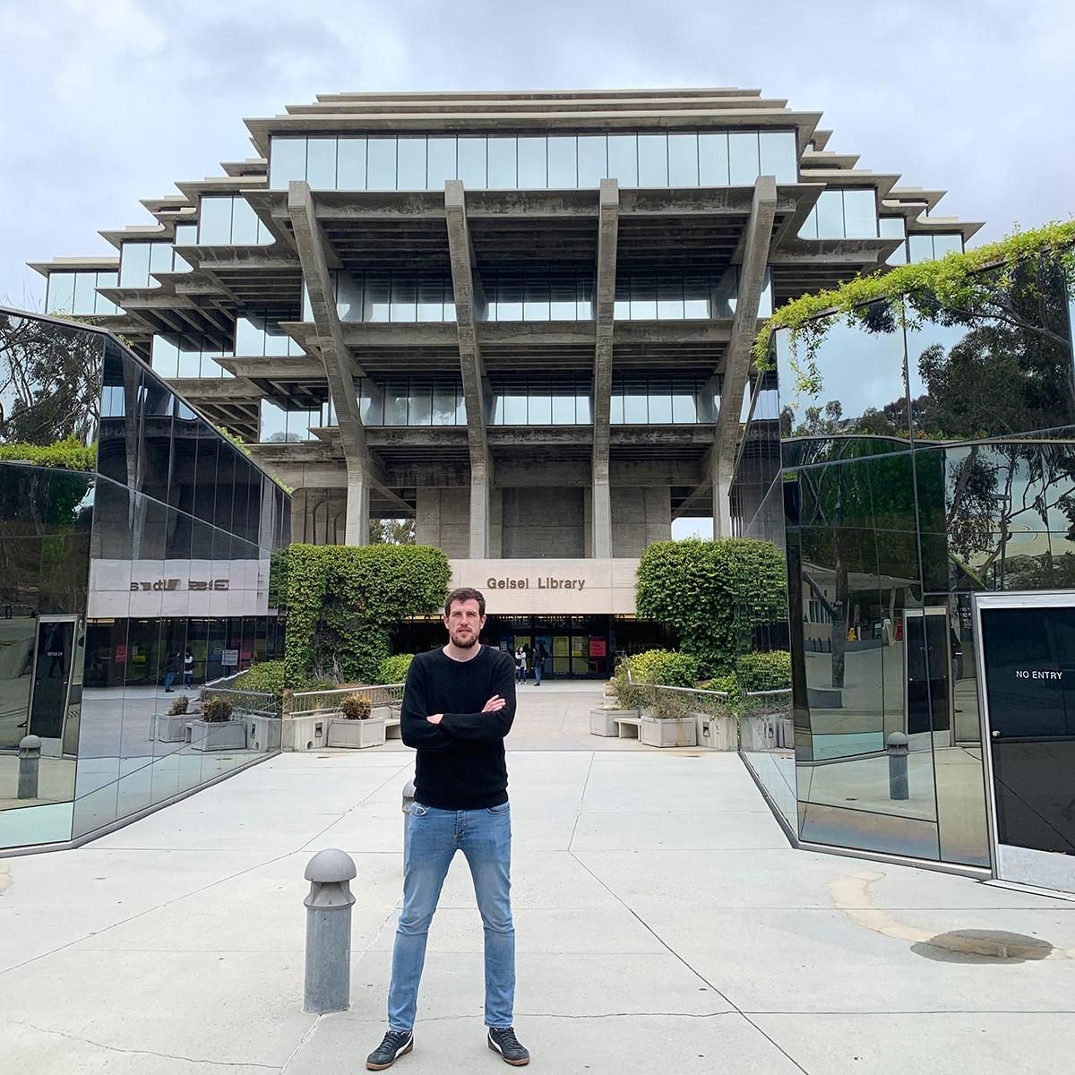 Daniel Romaus, ante la biblioteca del campus de la Universidad de California en San Diego