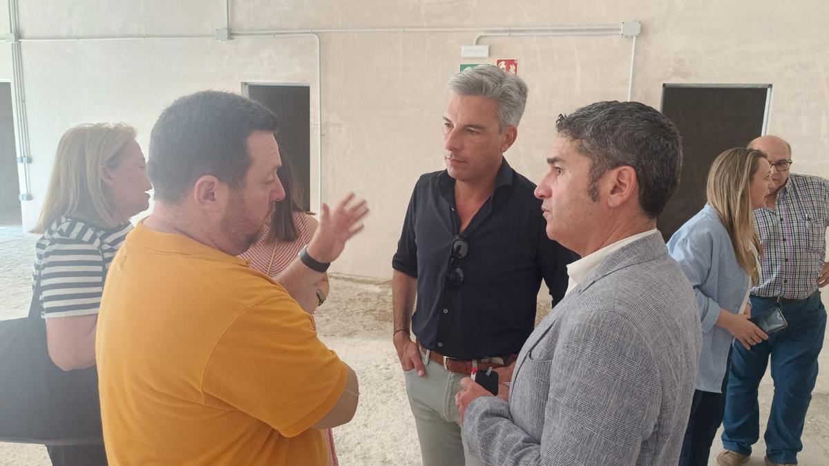 Andrés Lorite y Juan Antonio Reyes, durante su visita al edificio del Matadero de Pedro Abad, cuyas obras ha financiado la Diputación de Córdoba.