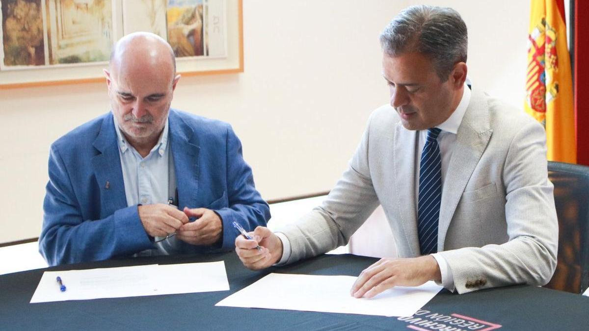 El consejero de Presidencia, Turismo, Cultura y Deportes, Marcos Ortuño, y Fernando de la Cierva, nieto del inventor, firman el acuerdo de cesión de los documentos.
