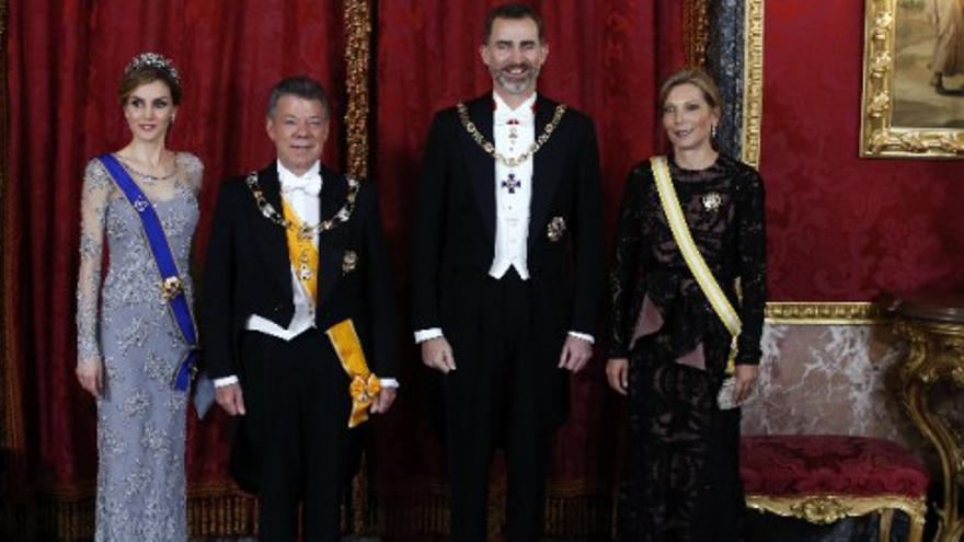 Los Reyes ofrecen una cena de gala en el Palacio Real al presidente de Colombia