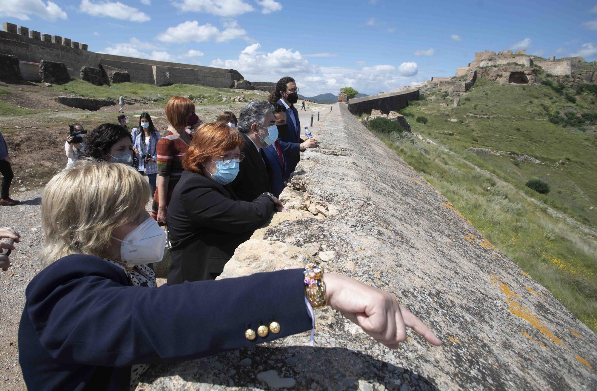 El ministro de Cultura visita el patrimonio de Sagunt.