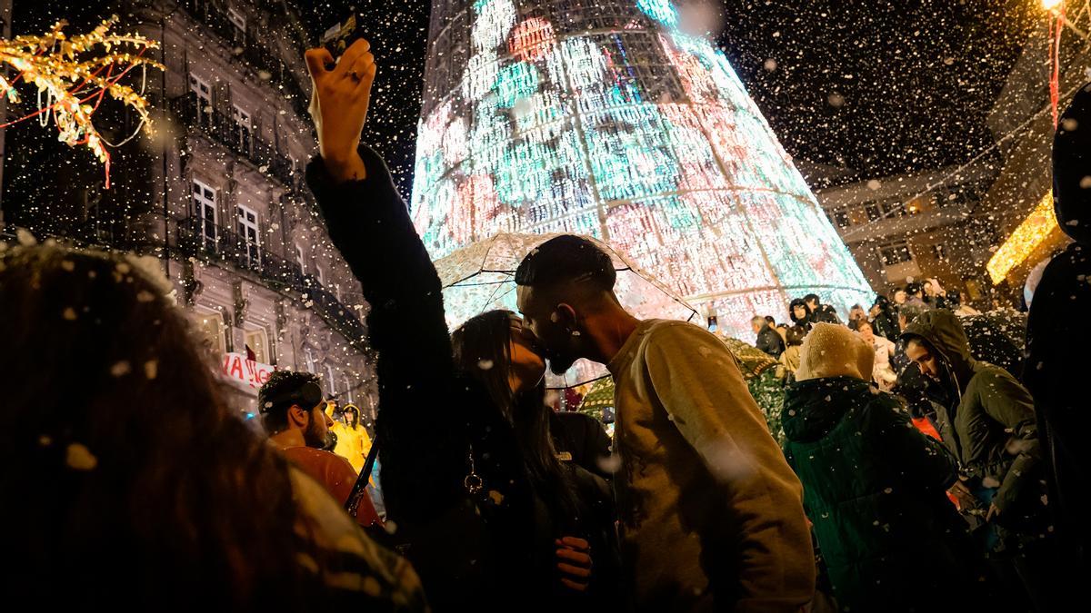 Una pareja se besa durante el encendido de las luces de Navidad en Vigo.