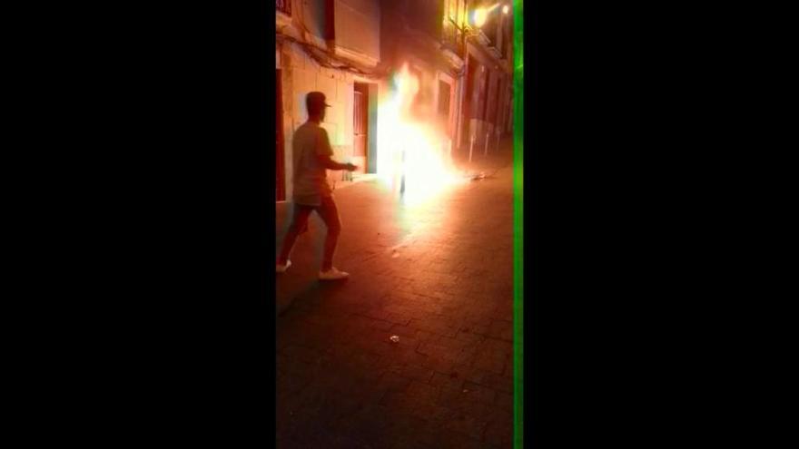 Prenden fuego a un colchón durante el botellón en el Barrio