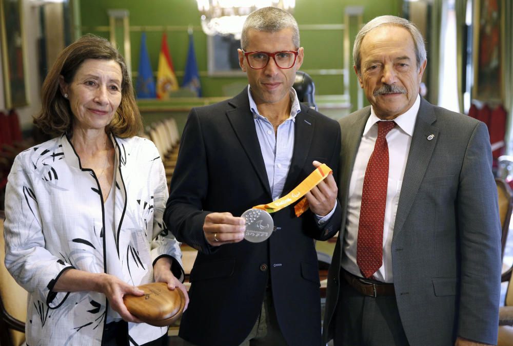 Alberto Suárez Laso, medallista olímpico, es recibido en el Ayuntamiento de Oviedo por Wenceslao López