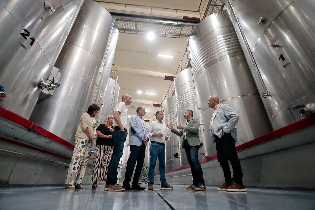 El consejero regional Narvay Quintero visita la Bodega Comarcal Valle de Güímar