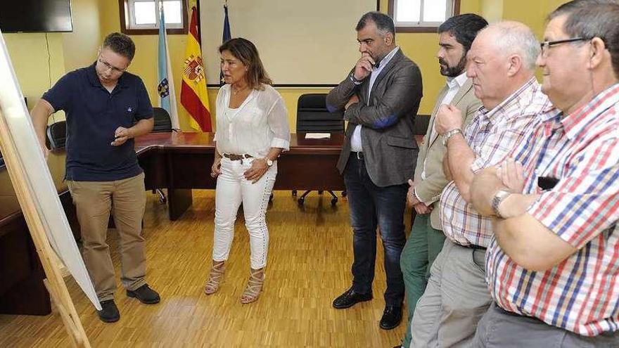 Beatriz Mato, durante su visita el pasado julio a Oza-Cesuras para anunciar la licitación de las obras.