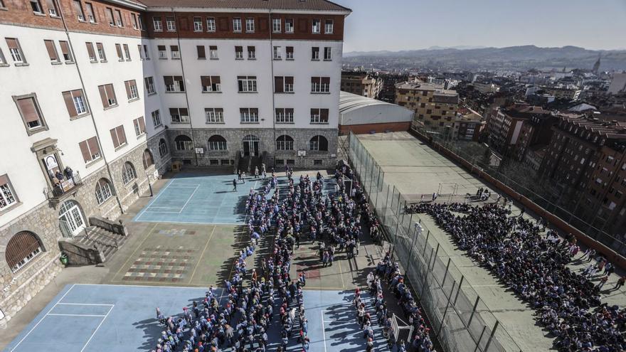 Alumnos del colegio Santa María del Naranco, en una de las actividades en el patio. | IRMA COLLÍN