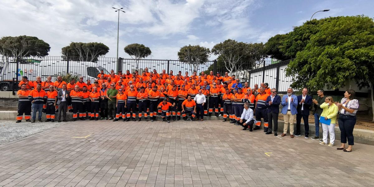 Foto de familia de operarios, representantes de las empresas y los tres alcaldes.
