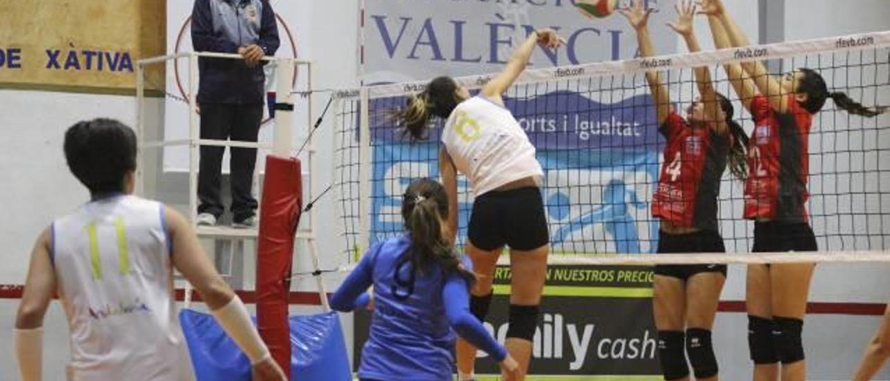 Los chicos del Xàtiva Voleibol suman un punto pese a perder ante el Almería
