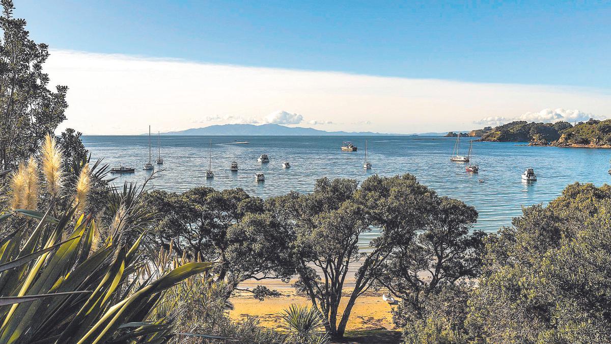 La paradisiaca Waiheke, a media hora en ferry de Auckland. Abajo, mansiones de la península de Coromandel, en la isla Norte.