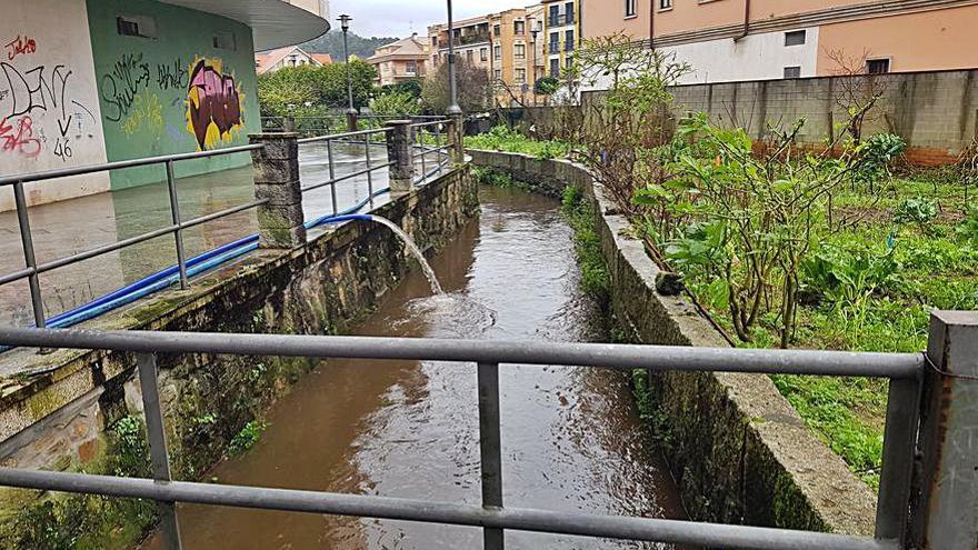 El alivio del agua, con una bomba, al río Bouzós.