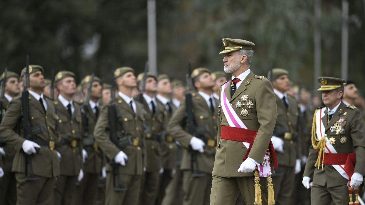 El rey Felipe VI, durante la jura de bandera celebrada en enero en el Cefot de Cáceres.