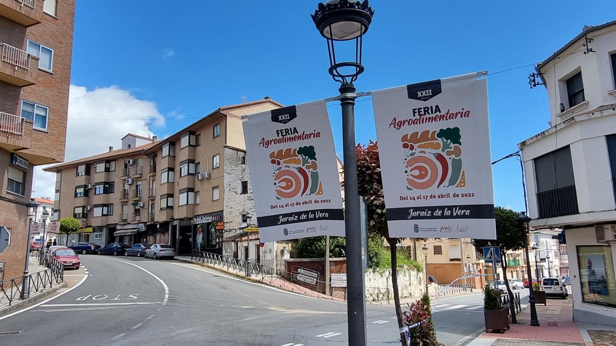 Carteles anunciando la Feria Agroalimentaria en Jaraíz de la Vera.