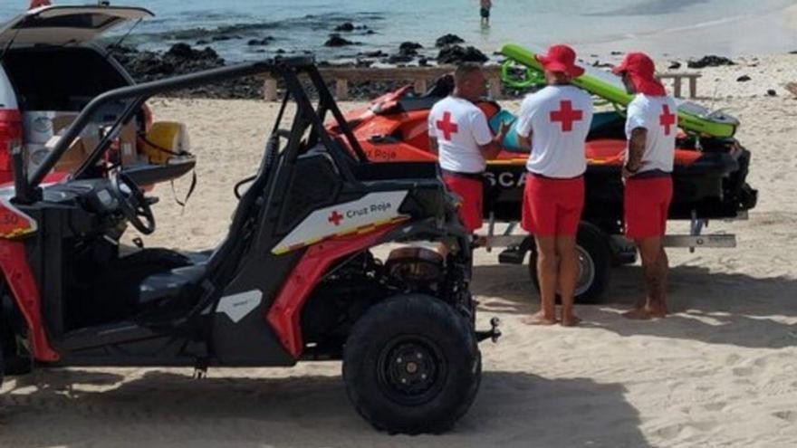 Imagen de socorristas en la zona de Grandes Playas, en Corralejo.