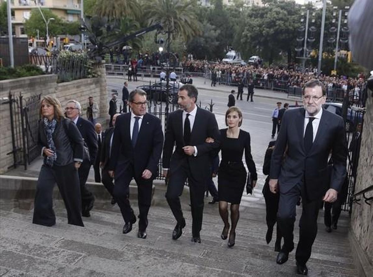 Els reis d’Espanya, Felip i Letizia, a l’arribar a la basílica de la Sagrada Família de Barcelona, acompanyats per Artur Mas i Mariano Rajoy.