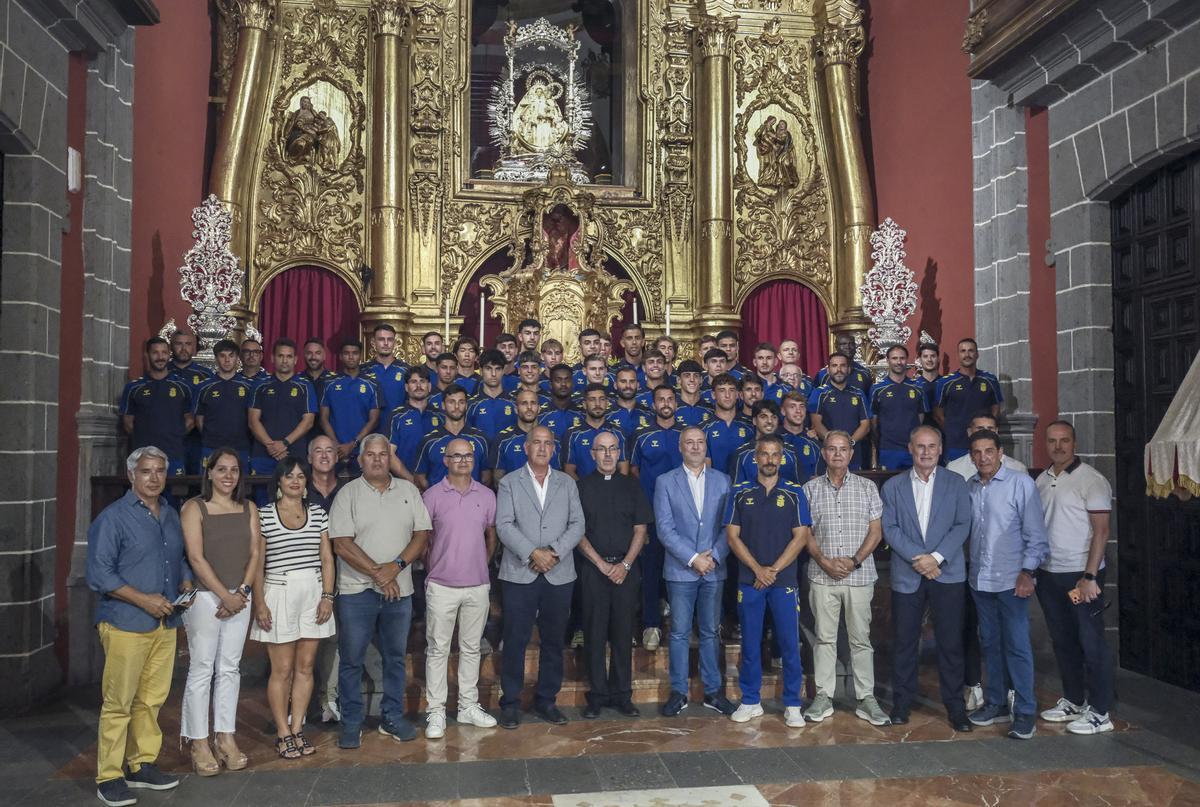 Ofrenda floral de la UD Las Palmas a la Virgen del Pino