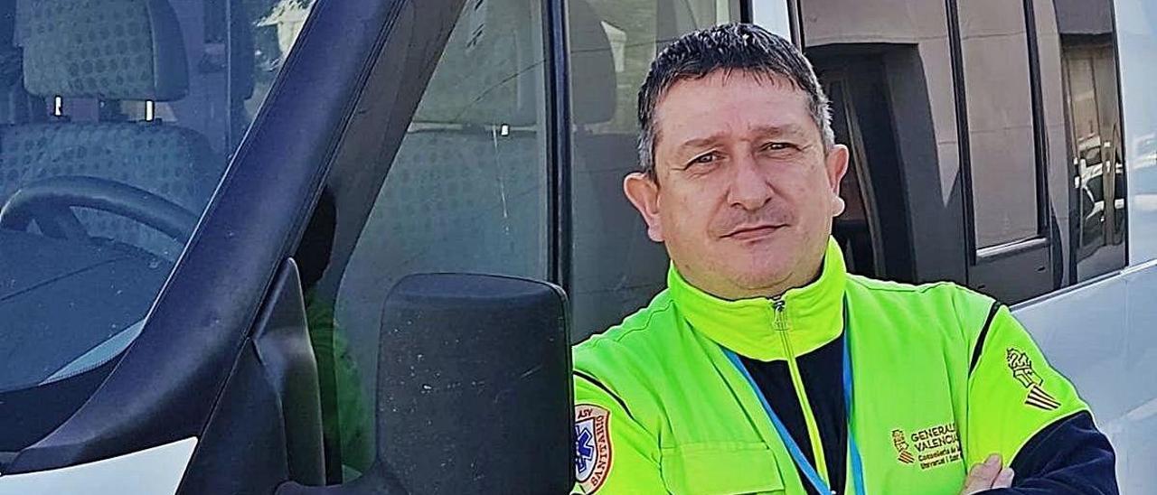 El eldense José Luis Contreras Díaz, junto a la ambulancia de Transporte No Asistido que conduce.