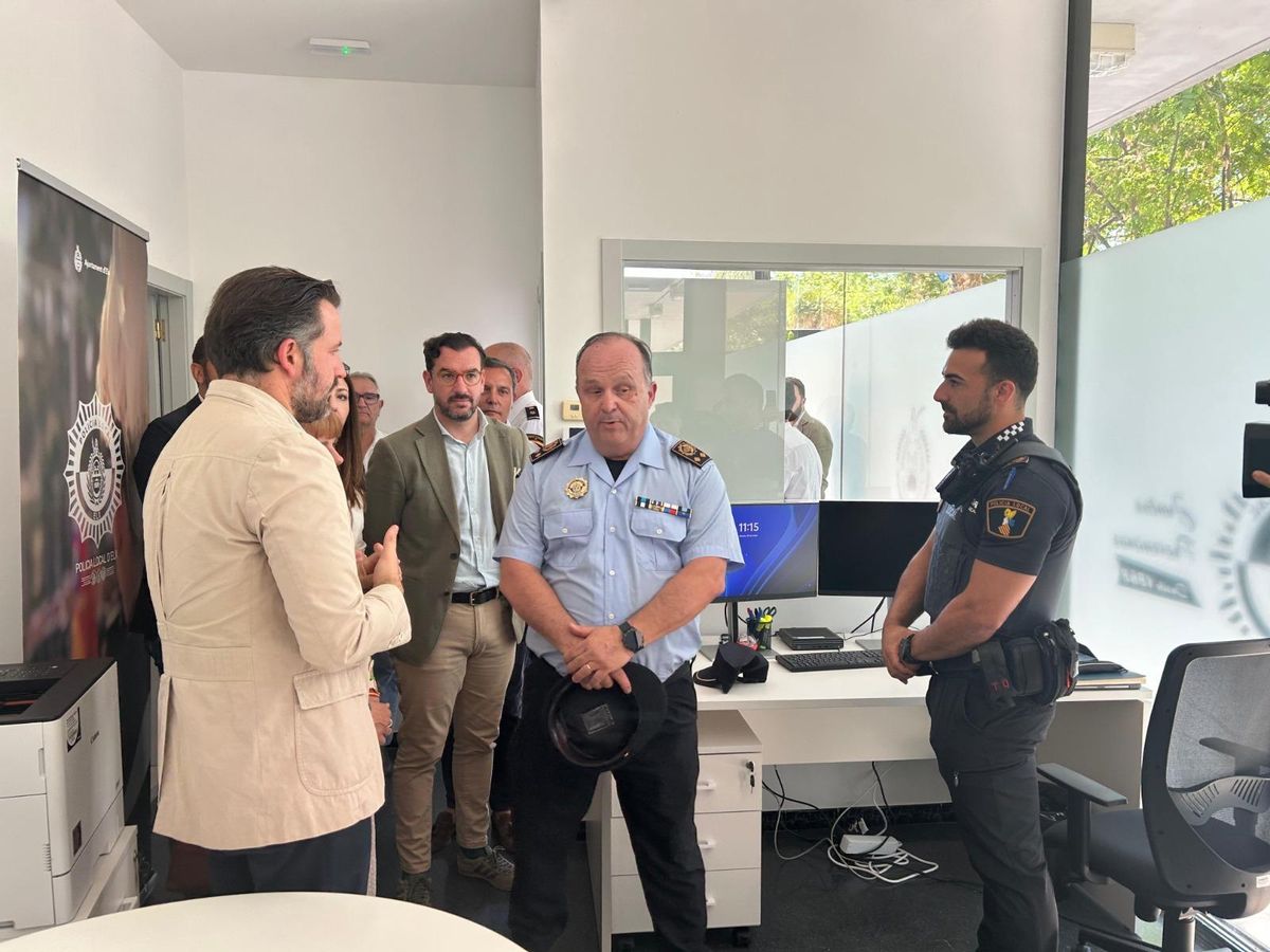 El alcalde y el comisario Villafranca en la zona de atención al público de la Comisaría de Carrús, en Elche