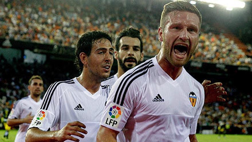 Los jugadores del Valencia celebran el gol de Mustafi.