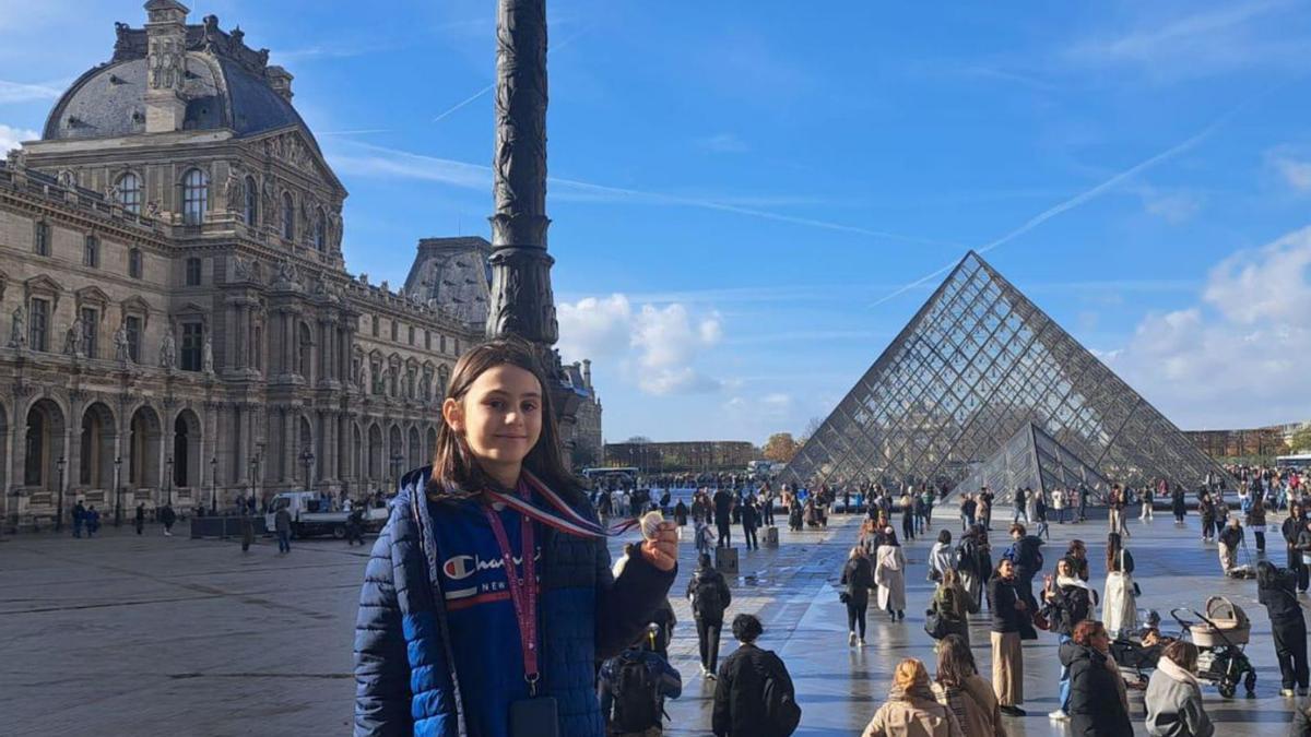 Gulías posa en el patio del Museo del Louvre mostrando su medalla de campeón de Europa.